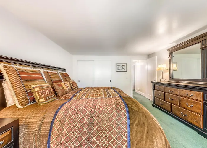 Single Level Ranch Condo In Elkhorn