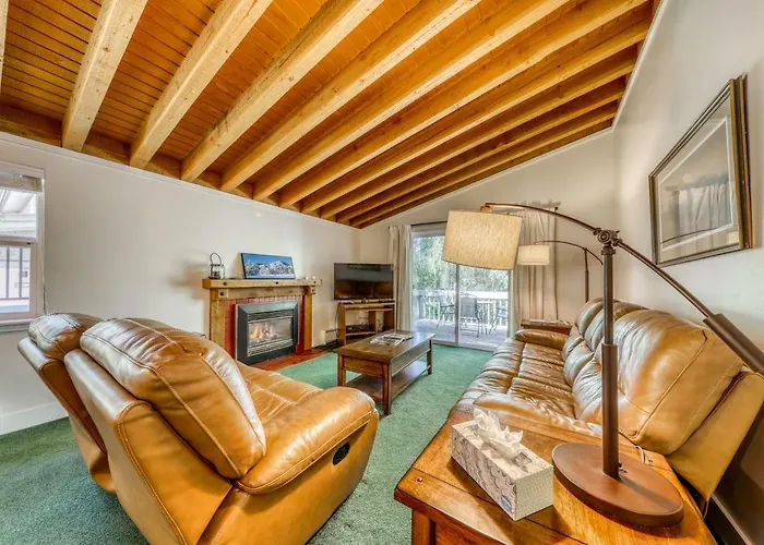 Single Level Ranch Condo In Elkhorn