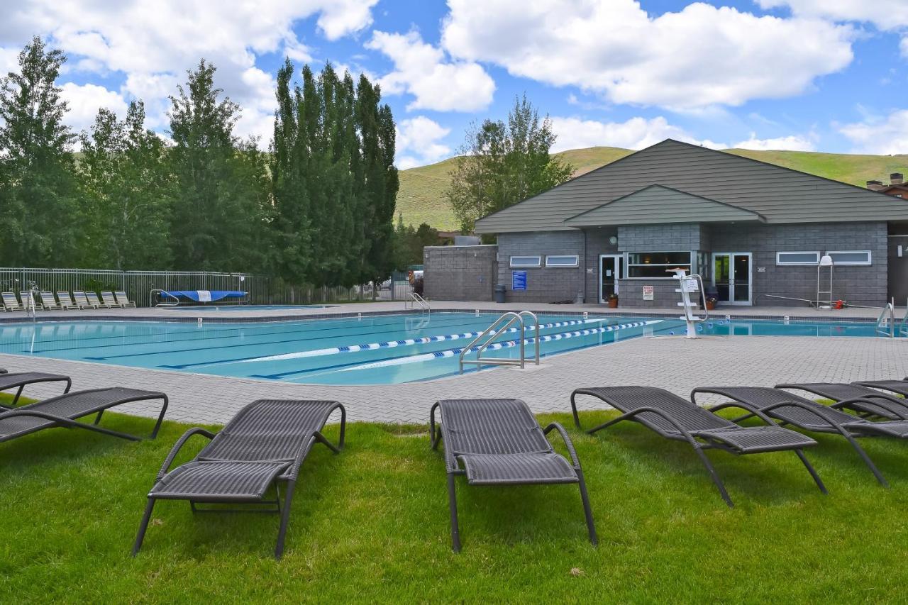 Single Level Ranch In Elkhorn Apartment *
