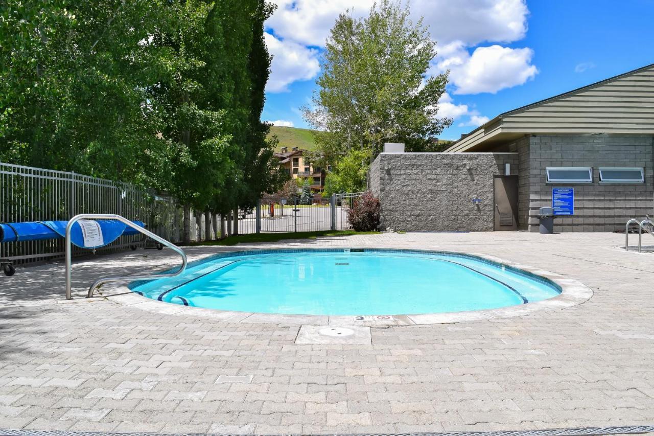 Single Level Ranch In Elkhorn Apartment