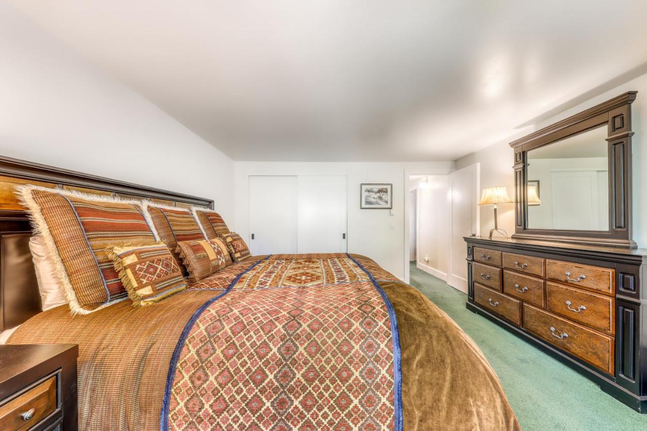 Single Level Ranch In Elkhorn Apartment *