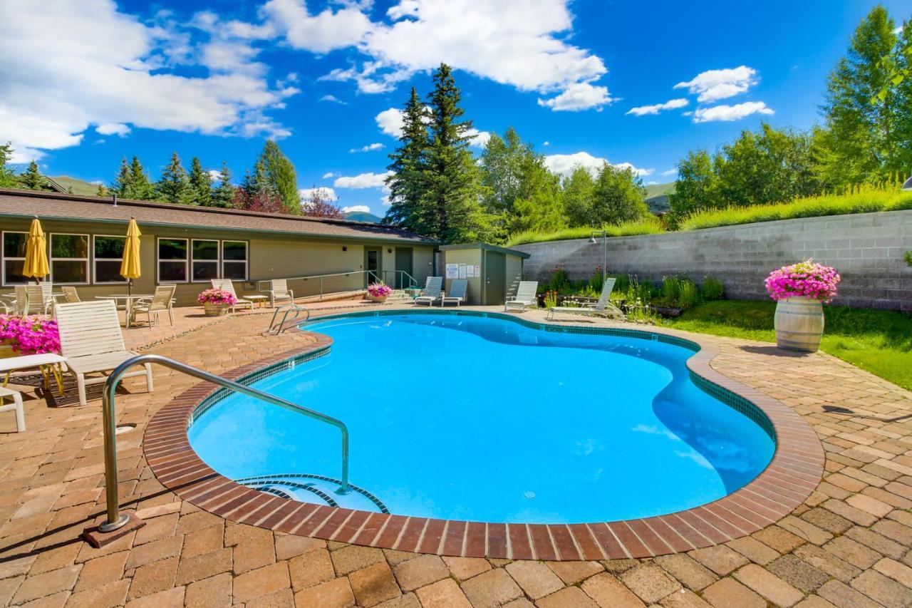 Single Level Ranch In Elkhorn Apartment