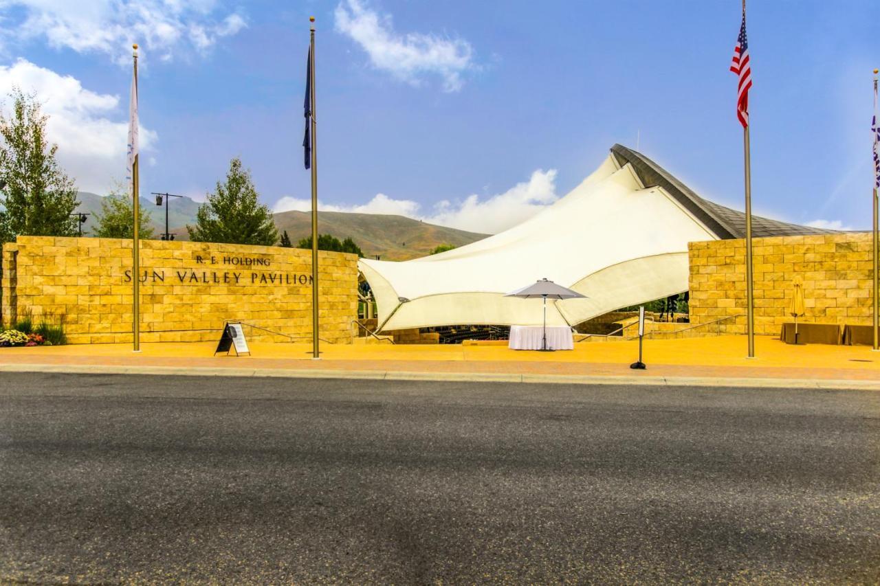Single Level Ranch In Elkhorn