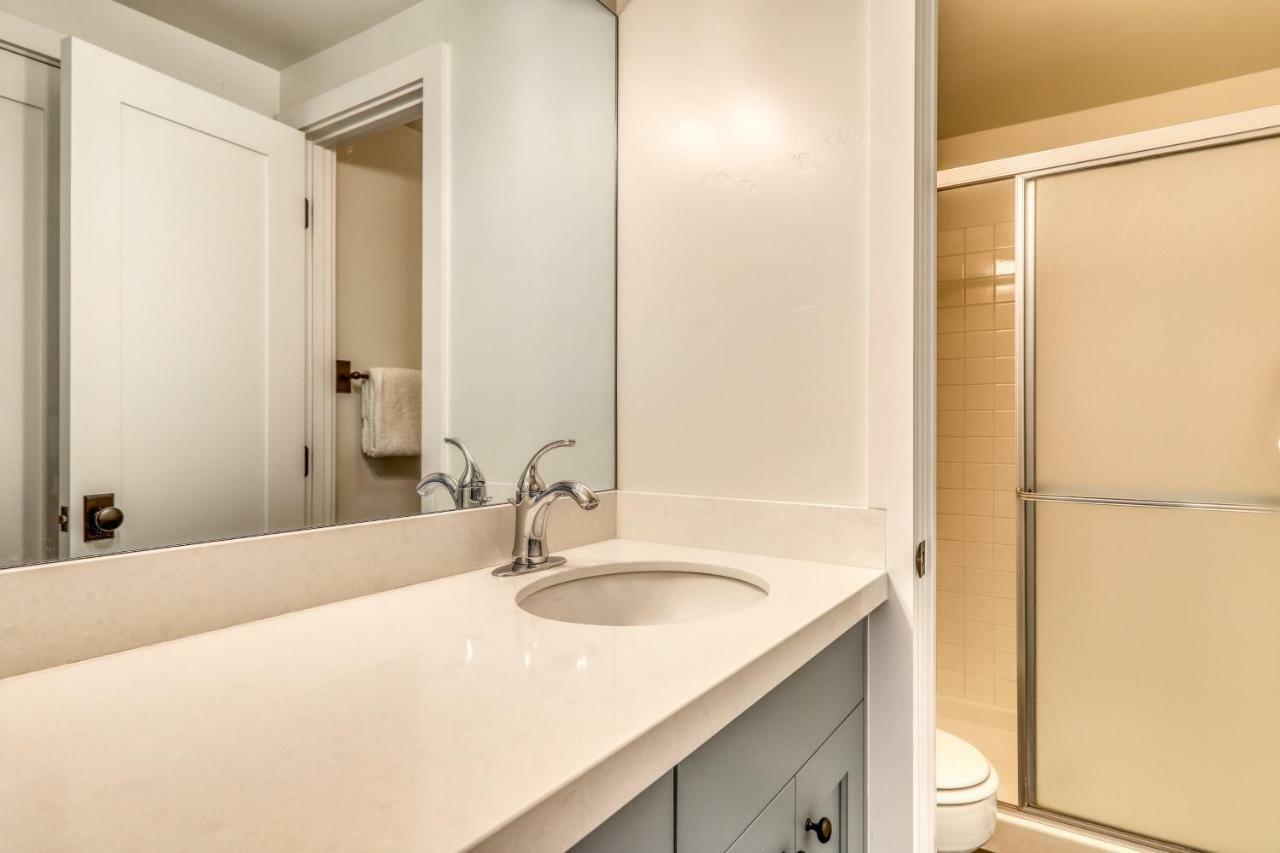 Single Level Ranch In Elkhorn Apartment